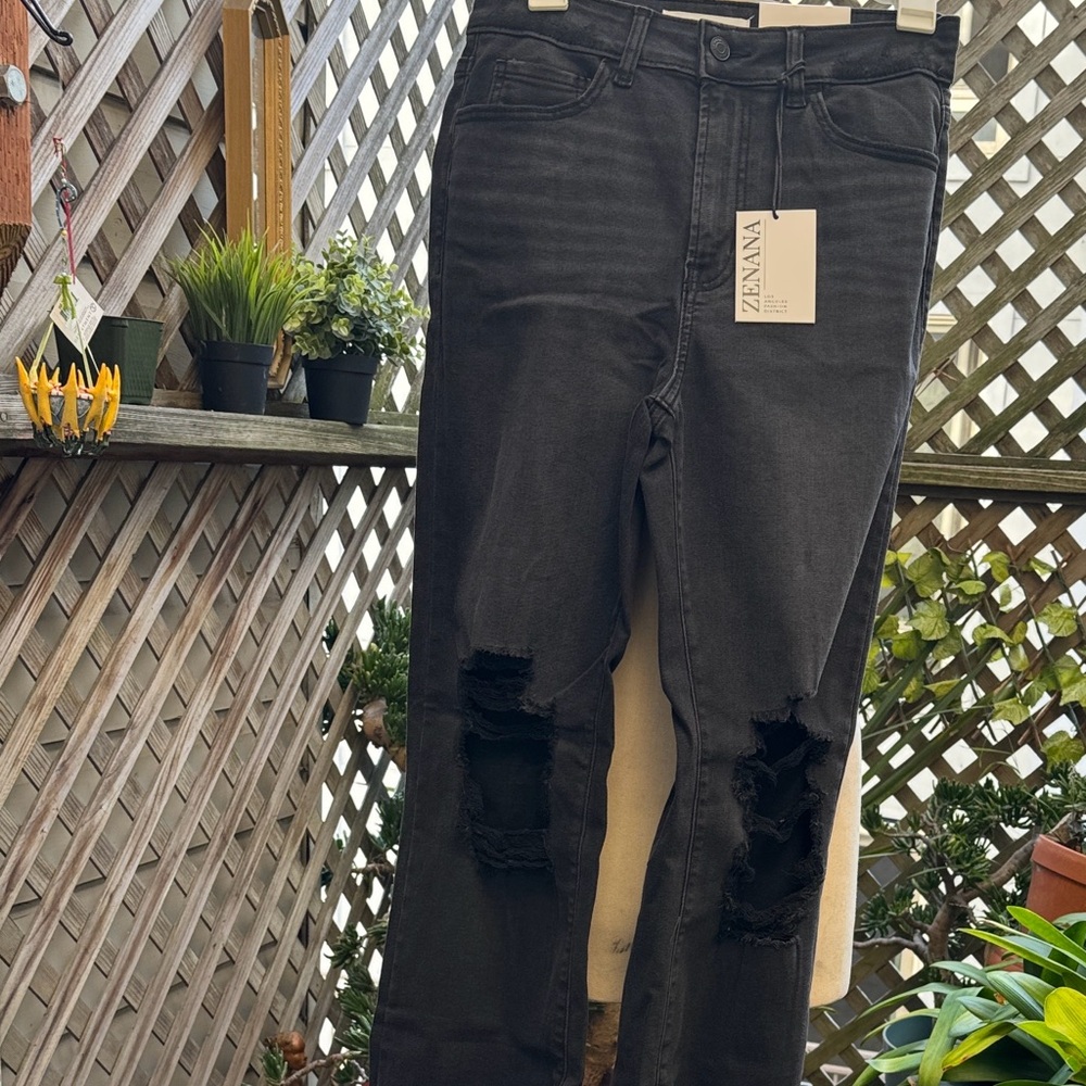 Zenana 5 Pocket Distressed Jeans. Size Medium (8-10) Black. Stretchy NWT